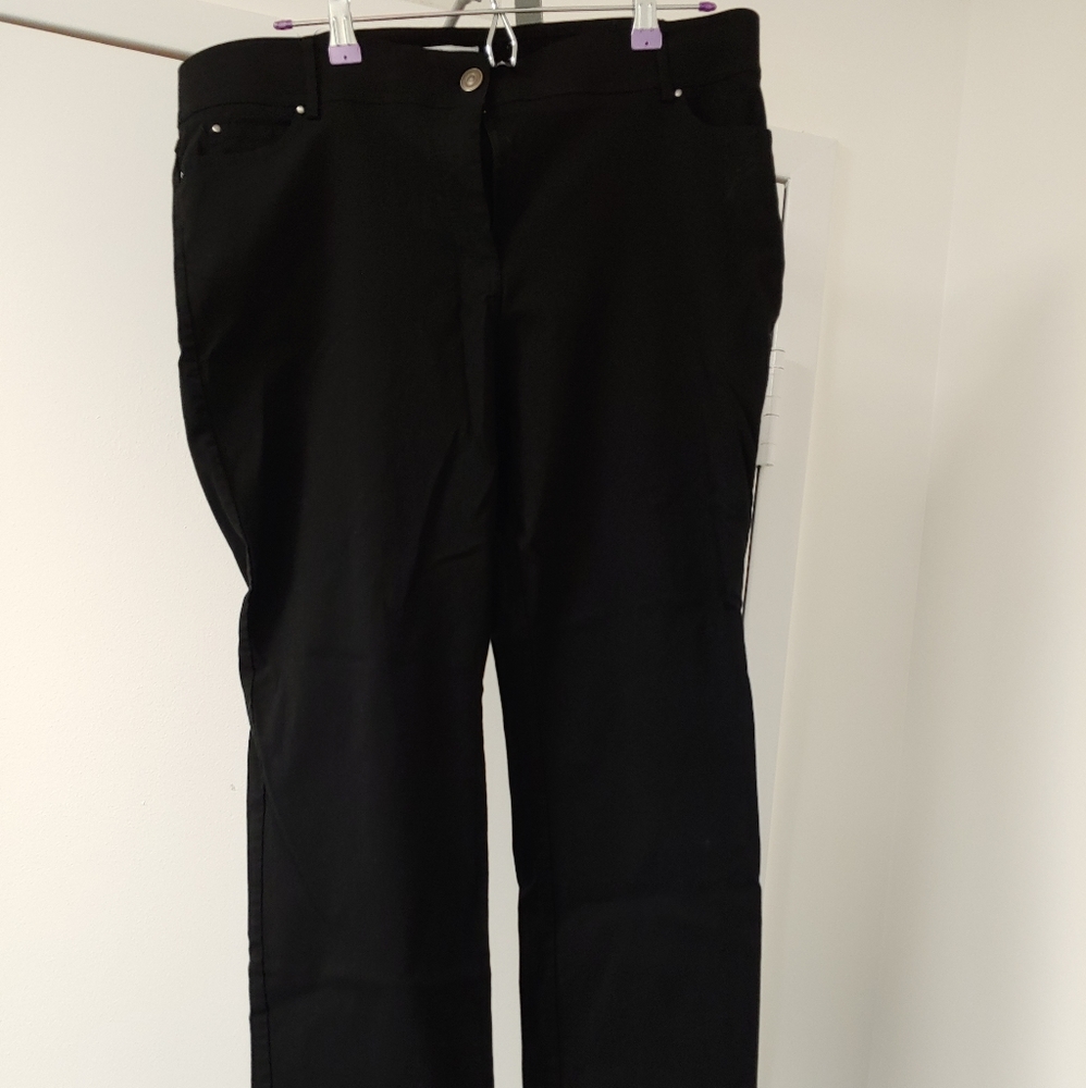 84th + Madison Women's size 16P Black Slacks
